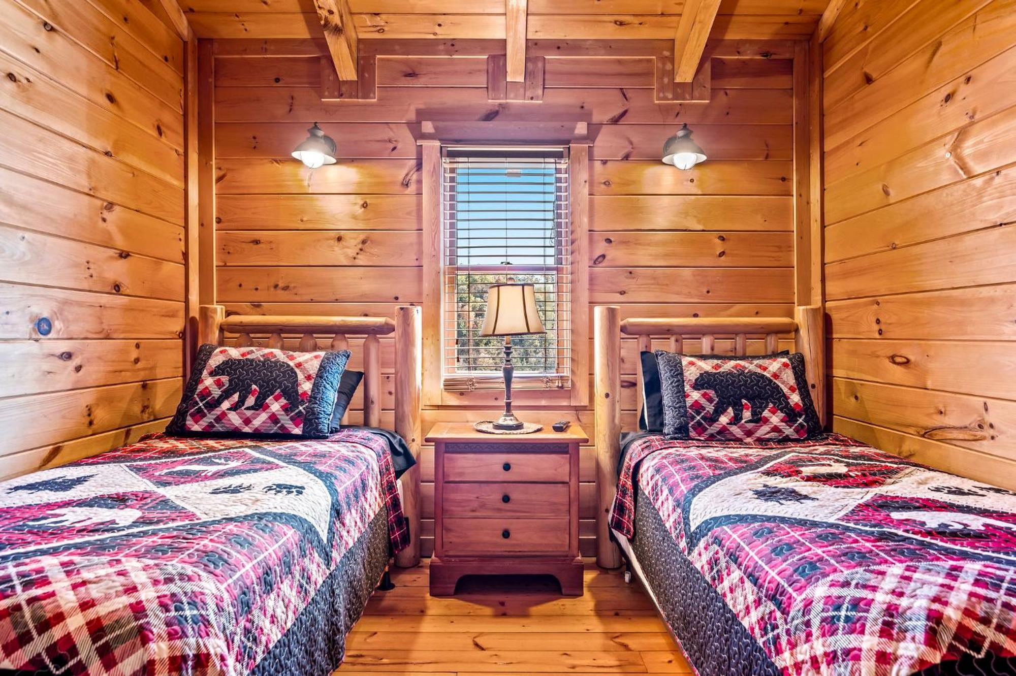 Bearfoot Pines - True Log Cabin - Wi-Fi, Hot Tub, Fishing, Deck With Views! - Mins To Pf セバービル エクステリア 写真