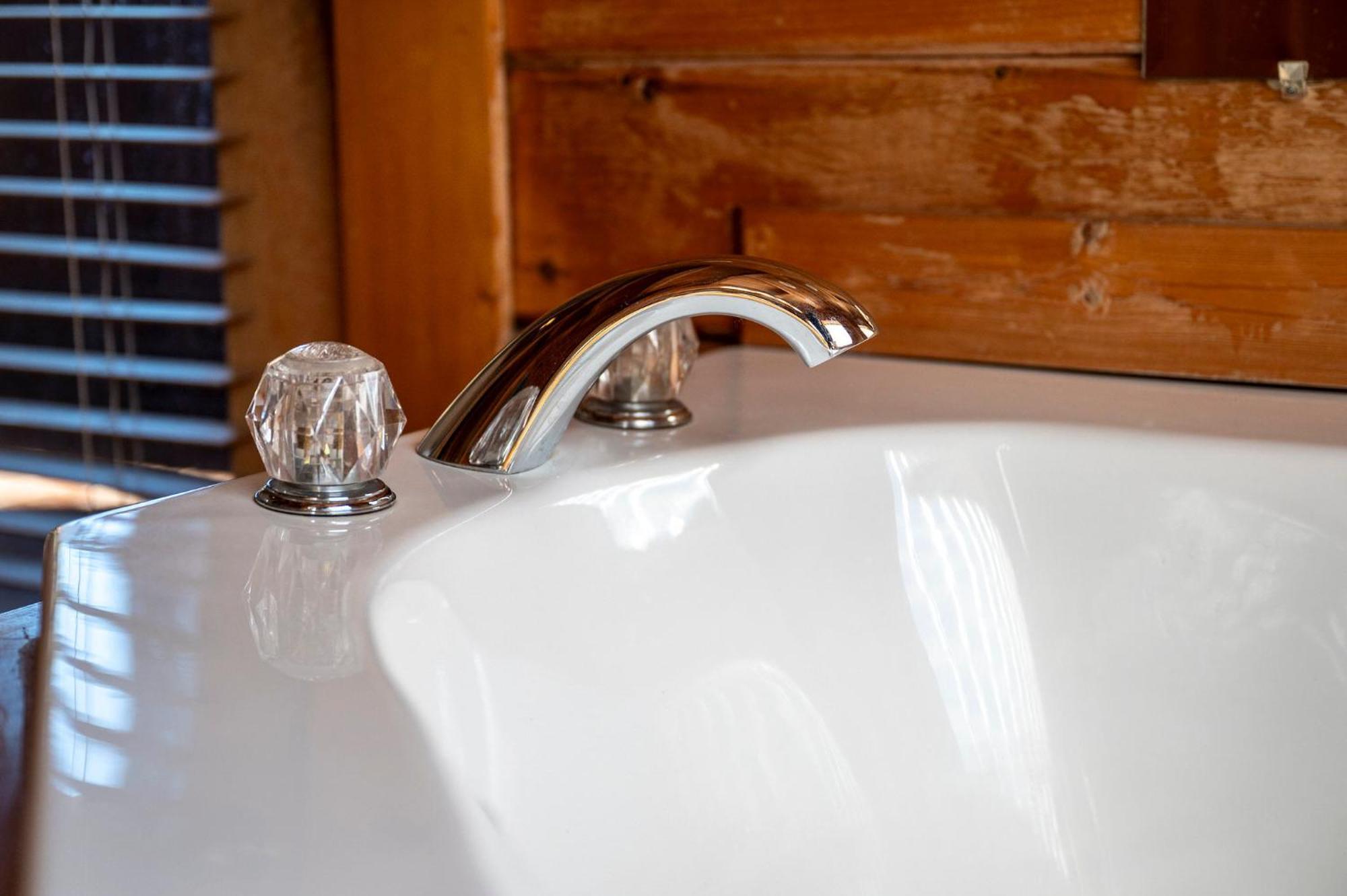 Bearfoot Pines - True Log Cabin - Wi-Fi, Hot Tub, Fishing, Deck With Views! - Mins To Pf セバービル エクステリア 写真