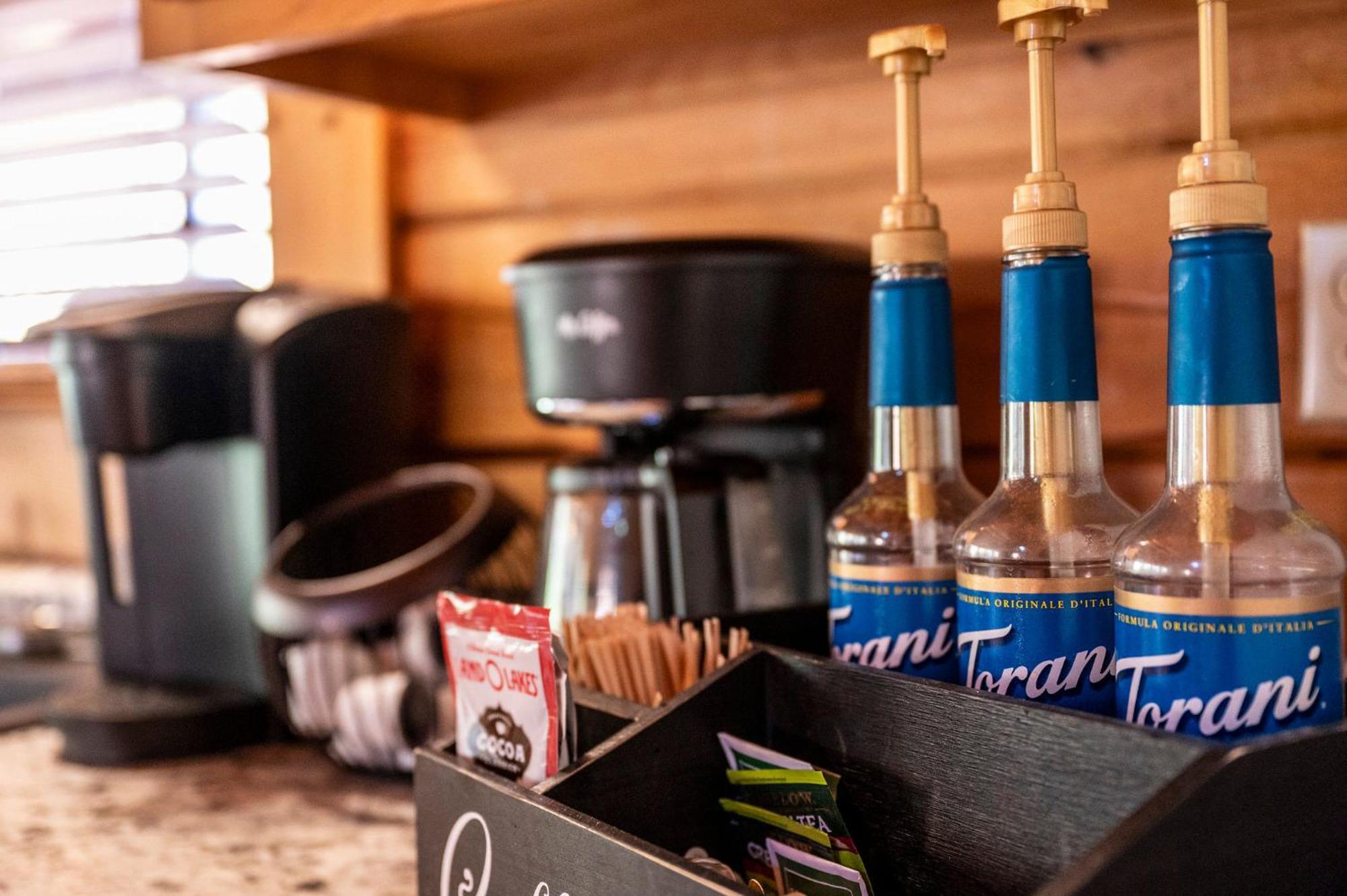 Bearfoot Pines - True Log Cabin - Wi-Fi, Hot Tub, Fishing, Deck With Views! - Mins To Pf セバービル エクステリア 写真