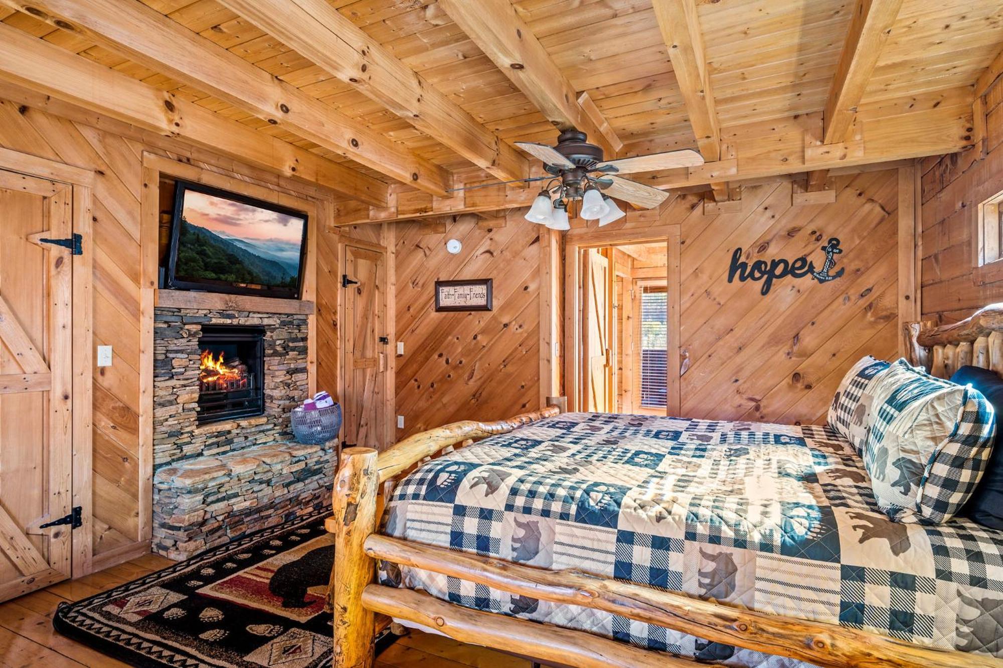 Bearfoot Pines - True Log Cabin - Wi-Fi, Hot Tub, Fishing, Deck With Views! - Mins To Pf セバービル エクステリア 写真
