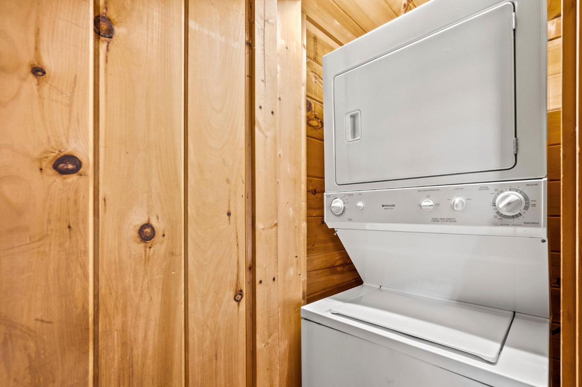 Bearfoot Pines - True Log Cabin - Wi-Fi, Hot Tub, Fishing, Deck With Views! - Mins To Pf セバービル エクステリア 写真