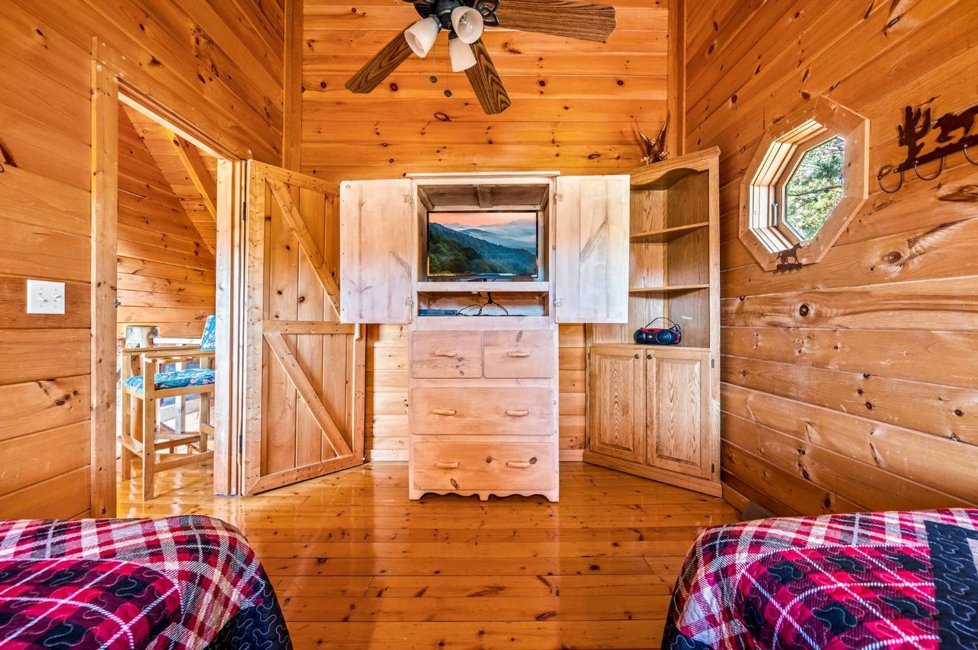 Bearfoot Pines - True Log Cabin - Wi-Fi, Hot Tub, Fishing, Deck With Views! - Mins To Pf セバービル エクステリア 写真