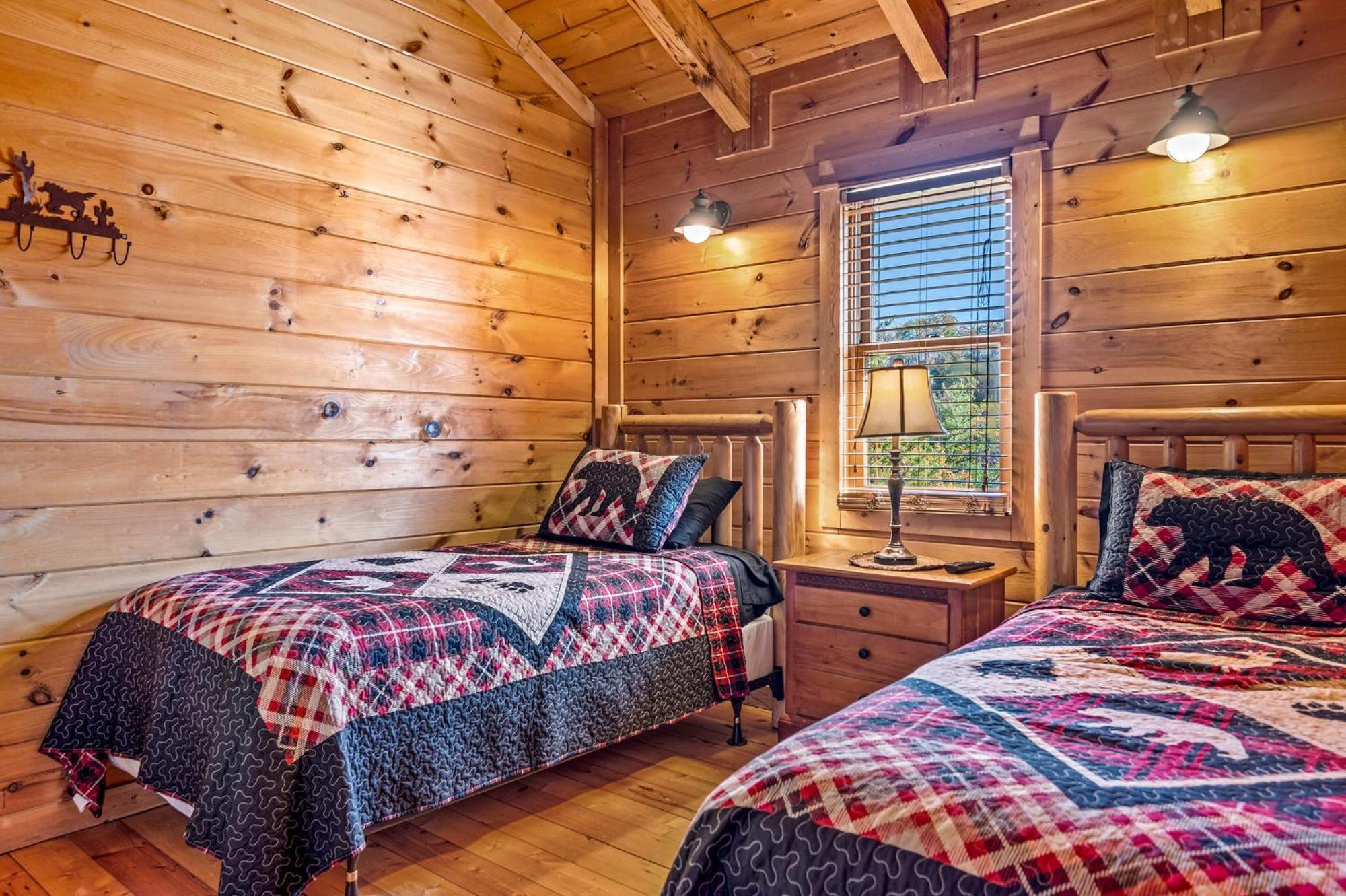 Bearfoot Pines - True Log Cabin - Wi-Fi, Hot Tub, Fishing, Deck With Views! - Mins To Pf セバービル エクステリア 写真