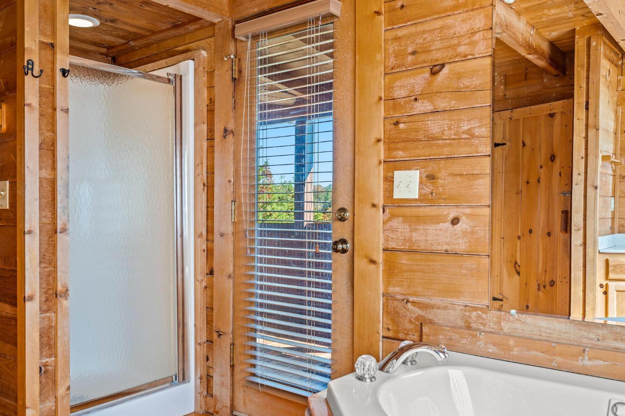 Bearfoot Pines - True Log Cabin - Wi-Fi, Hot Tub, Fishing, Deck With Views! - Mins To Pf セバービル エクステリア 写真